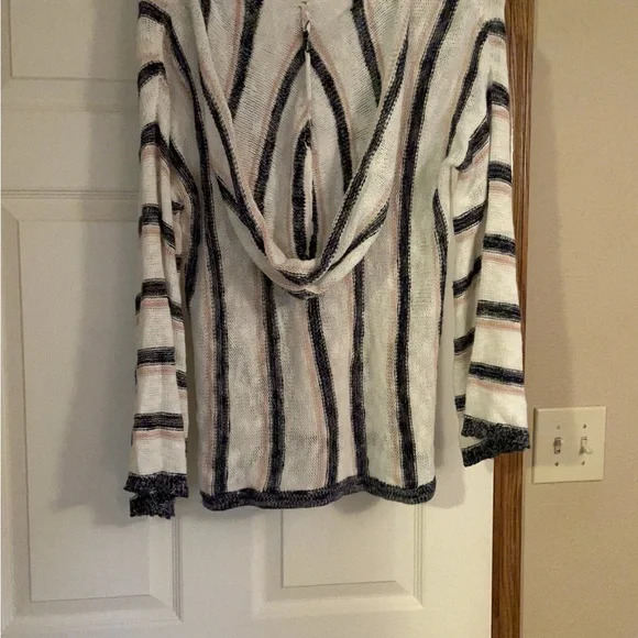 Lightweight cotton sweater size small - Picture 2 of 5